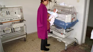 Un bebeluş abandonat la maternitatea din Târgu Jiu este crescut de asistente! E alintat cu prenumele „Mirciulică“
