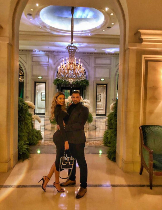 Alex a ales să stea în același hotel în care, în urmă cu ceva timp, a avut prima ”ieșire” cu Bianca Drăgușanu. 