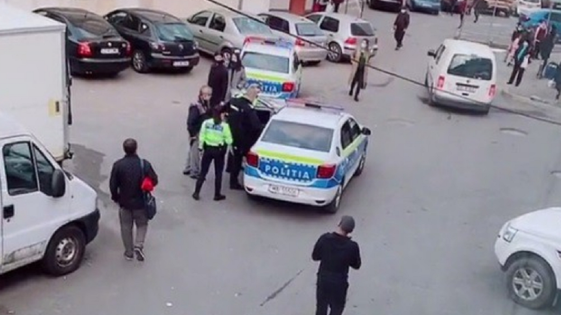 Un bărbat a sunat la 112 să spună că nu poate intra la păcănele. Individul nu purta mască de protecție și nu avea certificat verde