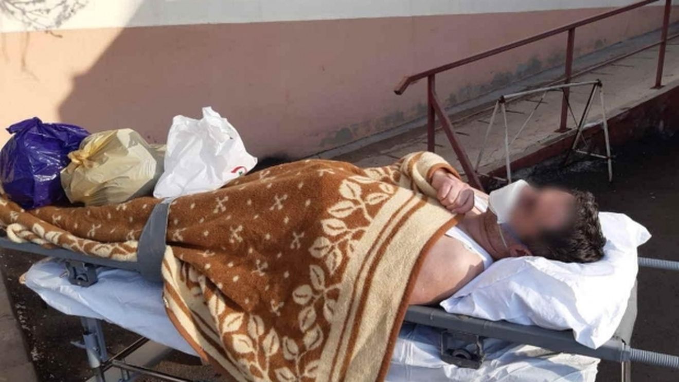 Revoltător: bolnav de coronavirus din Piatra-Neamț, scos din spital în maieu, fără izoletă și lăsat în frig! “Pompierul a refuzat să...”