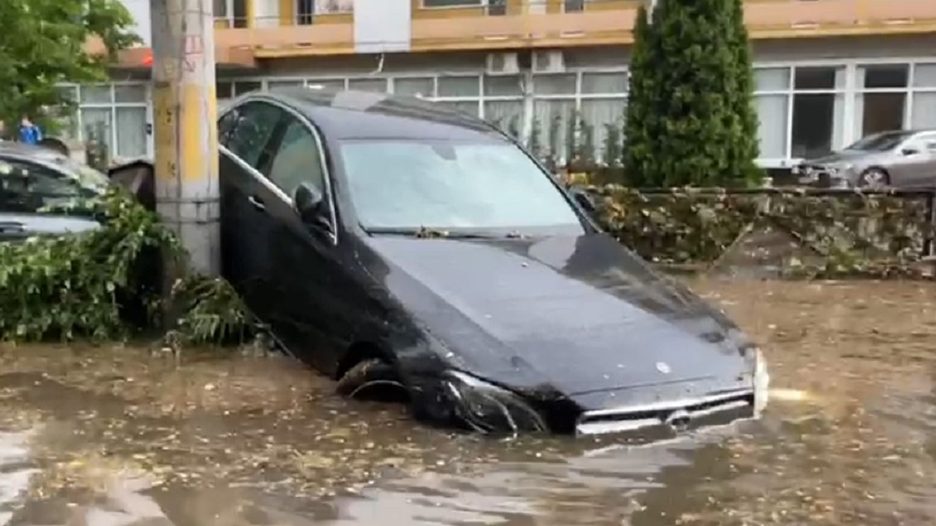 Cod roșu de ploi și vijelii. Vremea a făcut ravagii în Craiova!