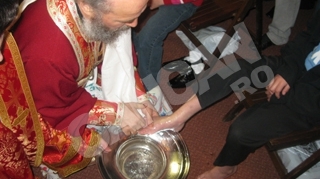 Arhiepiscopul Dunarii spala copiii pe picioare