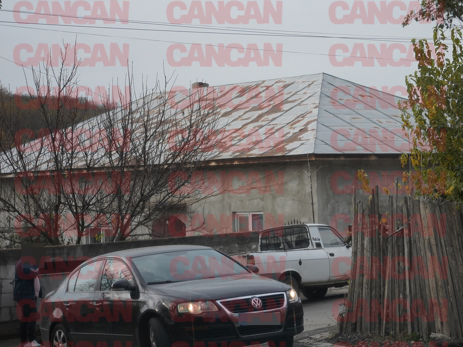 Milionarul locuiește cu mai multe familii și copii (Foto: CANCAN.RO)