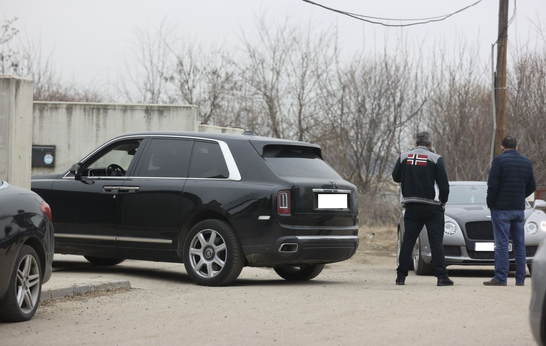 "Regele brutarilor", la o scurtă discuție în zona Pipera (Foto: CANCAN.RO)