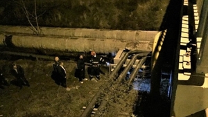 Descoperire macabră sub un pod din Oradea! Un trecător a găsit cadavrul complet carbonizat al unei persoane