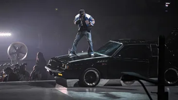 Nu e o glumă! Cât costă blugii purtați de Kendrick Lamar la Super Bowl 2025