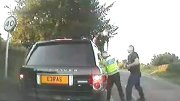 VIDEO Politistii i-au spart geamurile  pentru ca nu purta centura