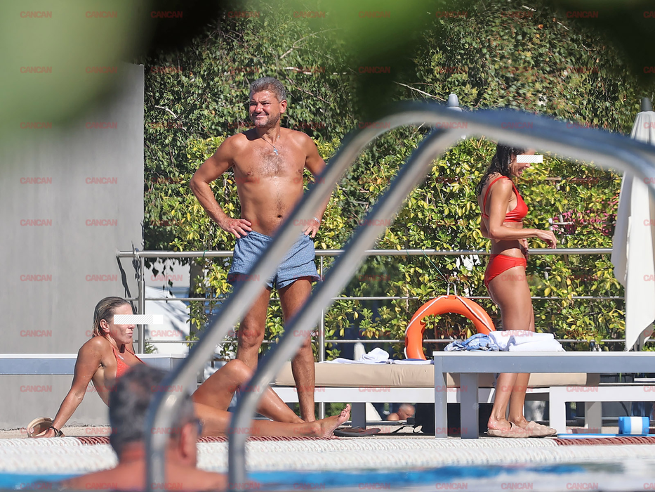 Bruneta în costum roșu i-a ridicat tensiunea lui Boureanu! Deputatul-playboy nu și-a mai luat ochii de la tânăra misterioasă, apoi a simțit nevoia să se răcorească