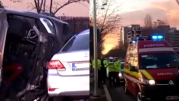 Accident cumplit în București. Un tânăr de 18 ani s-a răsturnat cu mașina, s-a izbit de un stâlp și a ricoșat în două mașini parcate