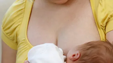 A fost data jos din autobuz pentru ca isi alapta copilul