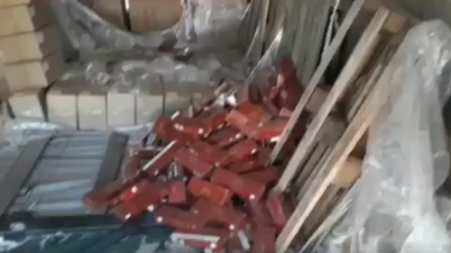 VIDEO. Un TIR cu peste 14 milioane de ţigări de contrabandă ascunse în cutii de detergent s-a răsturnat în județul Olt