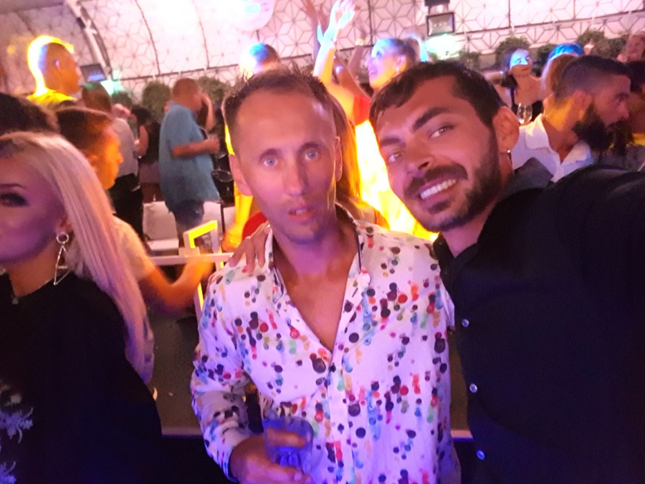 După ce s-a distrat în cele din urmă la Bamboo, milionarul frumos parfumat s-a decis să încerce să intre şi la Crazy Beach, dar şi de acolo a fost scos afară