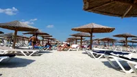 Tratament de vis pentru Lis! La plaja se simte ca-n Rai printre turistele cu sanii in vant