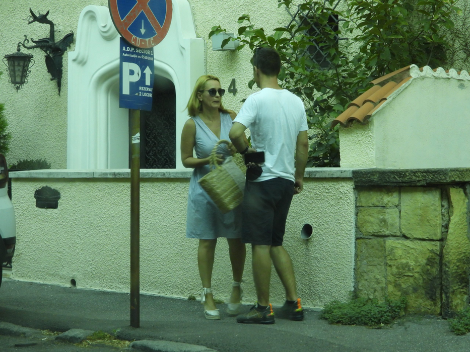 Andreea și Eugen au terminat prânzul schimbând câteva cuvinte la colț de stradă