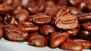 De ce e bine să pui boabe de cafea în frigiderul tău? Trucul bizar care are efecte nebănuite