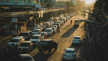 Noua taxă care va fi implementată în 13 orașe din România. Ce trebuie să știe fiecare român care are permis și mașină