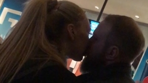 Au "îngropat" securea războiului din familie şi... Andrei Tinu & soţia, sărutări criminale în public!