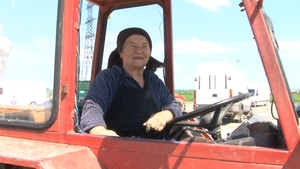 Imaginile care vor deveni virale: Tanti Miţa tractorista! La 73 de ani, conduce ditamai tractorul cu remorcă. Aşa ceva sigur nu ai mai văzut!