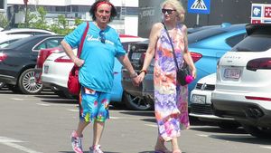 E cel mai colorat cuplu de pe Litoral. Celebrul cântăreţ şi soţia lui s-au îmbrăcat ca la ”Carnavalul de la Rio”… Imaginile sunt demenţiale!