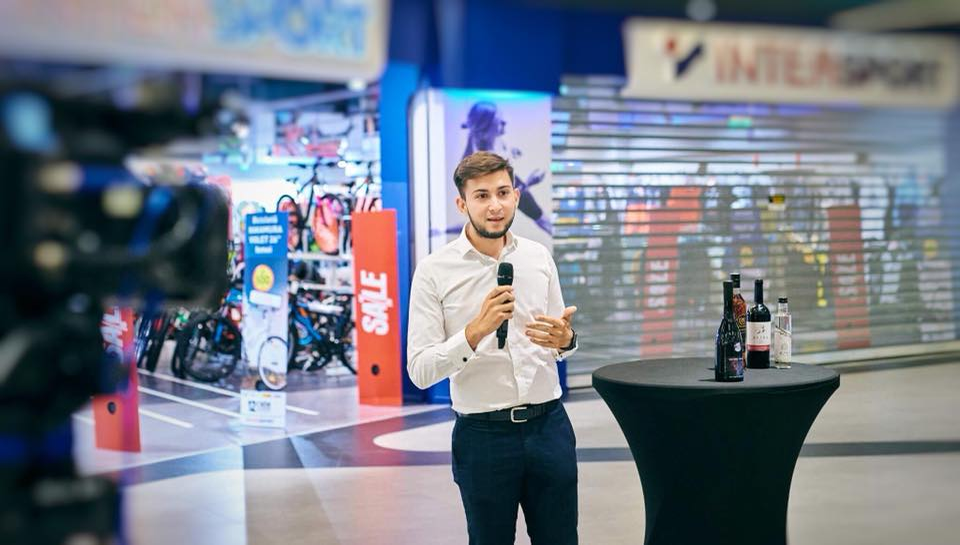 Tânărul își prezintă businessul, la o întâlnire de afaceri