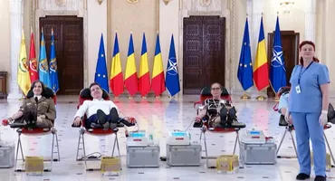 Imaginea cu Nicușor Dan, întins între două doamne, a devenit virală: ”Am crezut că e AI! Dă foarte rău”