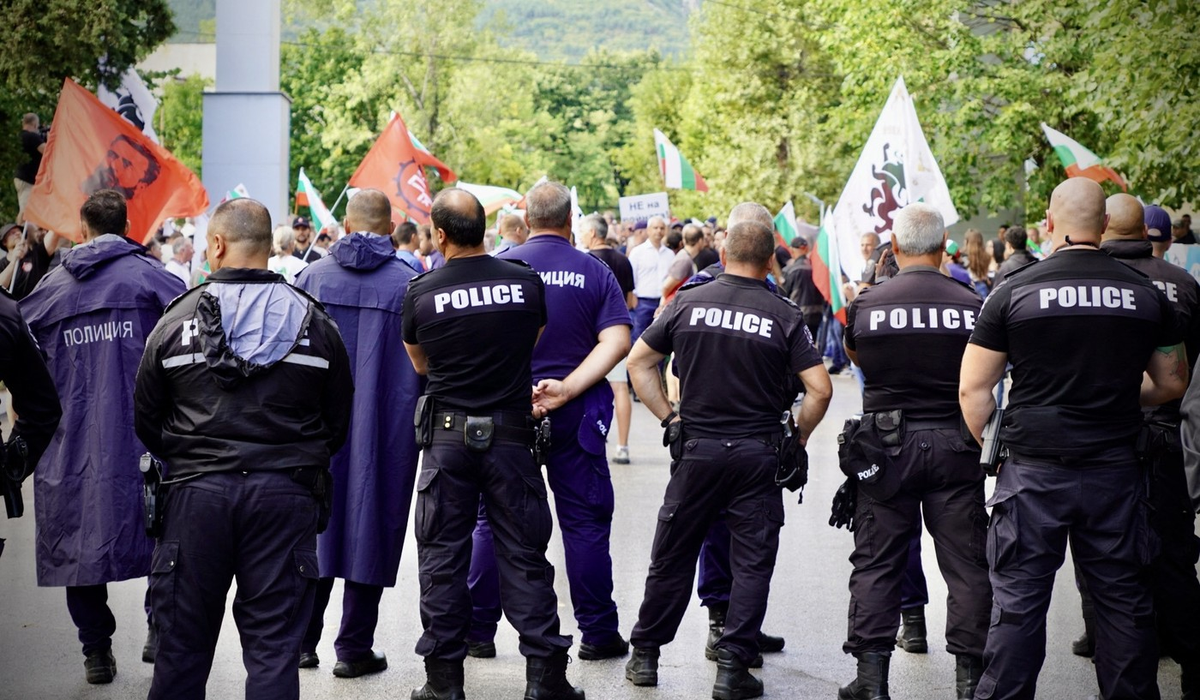 Oamenii protestează împotriva vizitei președintelui Comisiei Europene, Ursula von der Leyen, în fața VMZ, cea mai mare fabrică de arme din Bulgaria din Sopot, Bulgaria. Foto: Profimedia