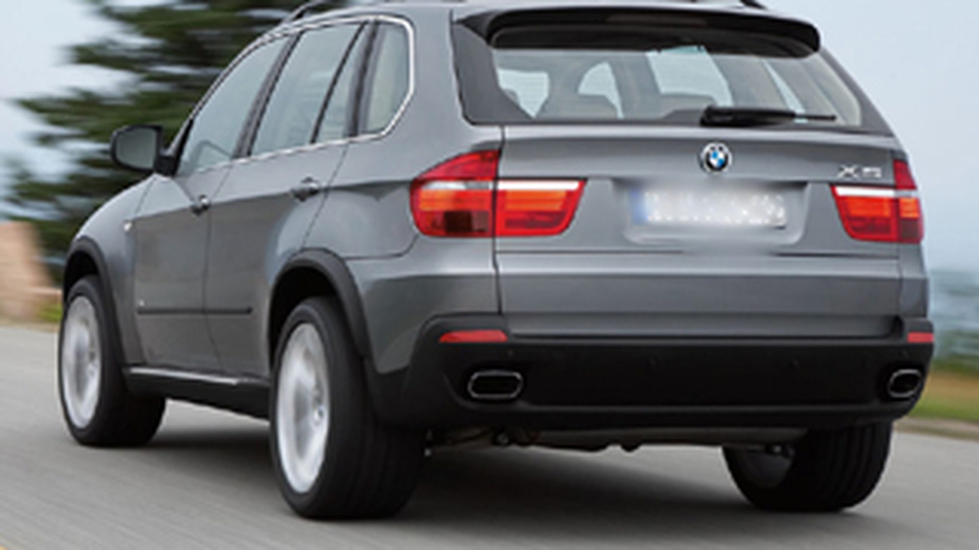 Un hot a furat un BMW X5 lasat cu cheile in contact