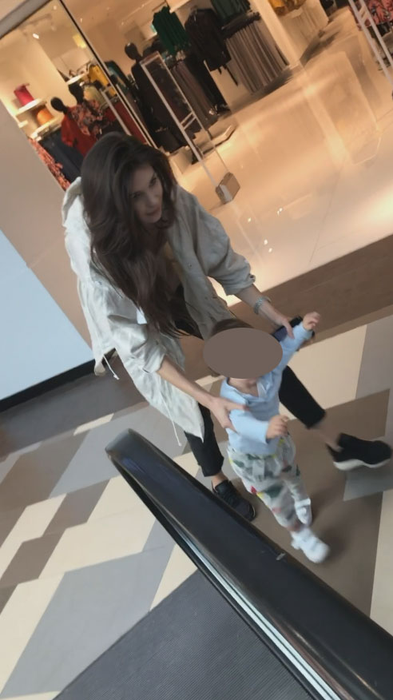 Zora primește lecții de mers în mall