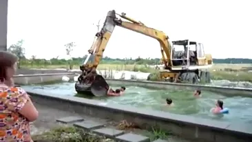 Asta e distractia care te va face sa-ti fie dor de vara! Muncitorii astia inoata cu un excavator in piscina intr-un mare fel - Vezi video cu caterinca lor