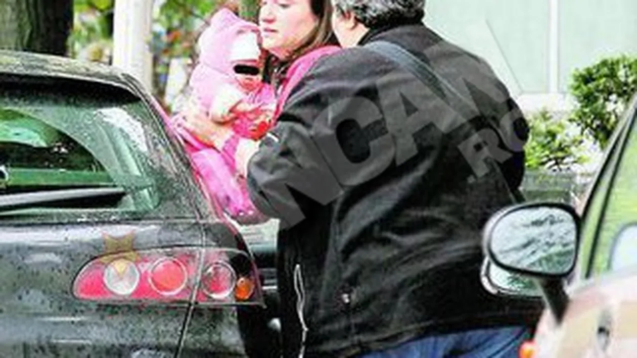 VIDEO Actrita Adriana Nicolae, de la aeroport direct la biserica