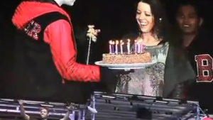VIDEO Parul mamei lui Justin Bieber a luat foc pe scena cand artistul i-a daruit un tort de ziua ei!