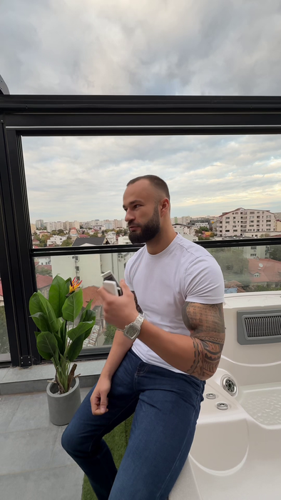 Cum arată penthouse-ul lui Yamato Zaharia. Terasa e uriașă, are jacuzzi, dar tocătorul lui e fascinant!