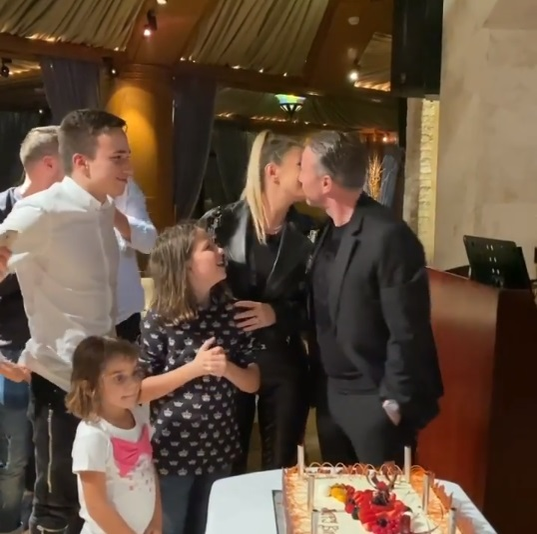 Anamaria Prodan s-a dat în spectacol pe manele într-un restaurant de lux din Dubai. A fost filmată în timp ce se săruta pasional cu soțul ei, Laurențiu Reghecampf