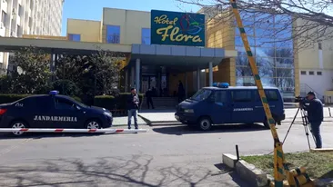 În carantină, ca în vacanță! Ce se întâmplă la hotelul Flora din Mamaia? Cei aflați în izolare se plimbă pe malul mării