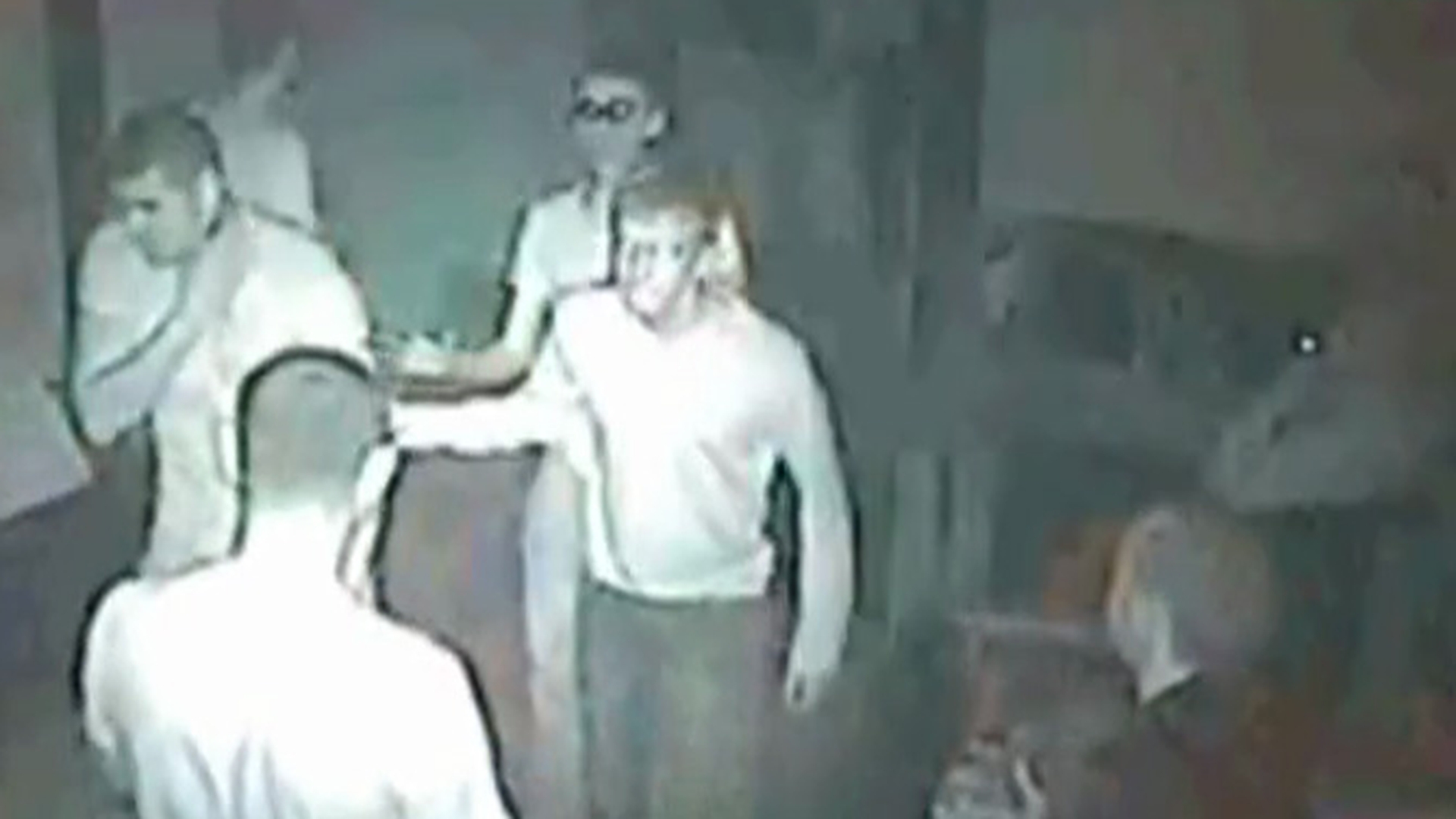 Imagini socante surprinse de camerele de supraveghere din Suceava! Un handbalist de 17 ani a fost injunghiat in urma unei altercatii!