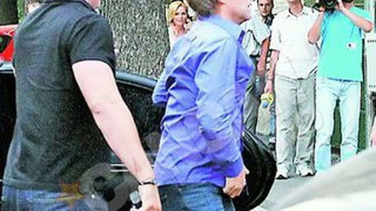 Alexandra Badescu a facut parte din escorta starului, sambata seara, la Aquarium! A baut vin cu Bon Jovi