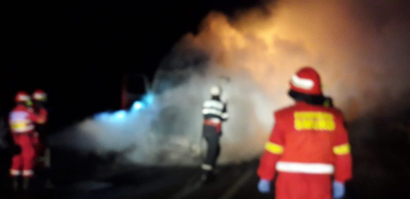 Accident teribil! Un automobil și un tir s-au ciocnit și au luat foc. Un șofer a murit