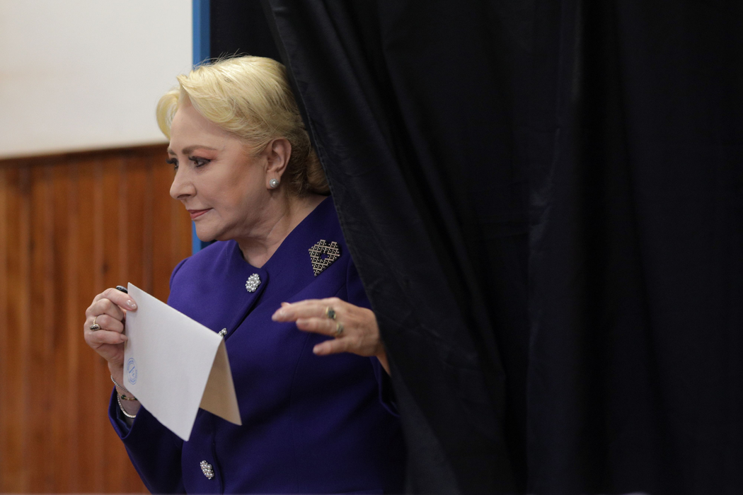 Cum a apărut îmbrăcată Viorica Dăncilă la vot, azi-dimineață la ora 8:04