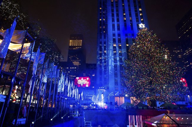 S-au aprins luminiţele în celebrul Rockefeller Center din New York! Vezi cum arată bradul din acest an. Imaginile sunt spectaculoase