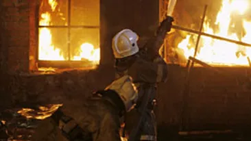 Se uitau la film si le-a explodat casa