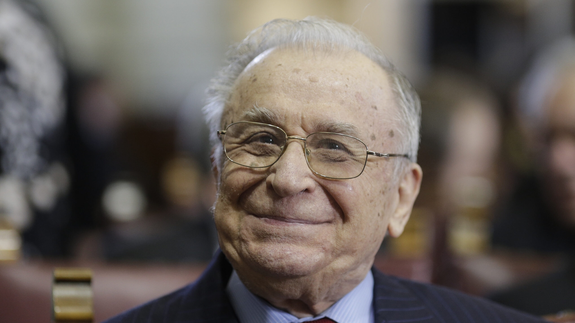 Apariție surpriză la înmormântarea lui Ion Iliescu. S-a așezat lângă Marcel Ciolacu