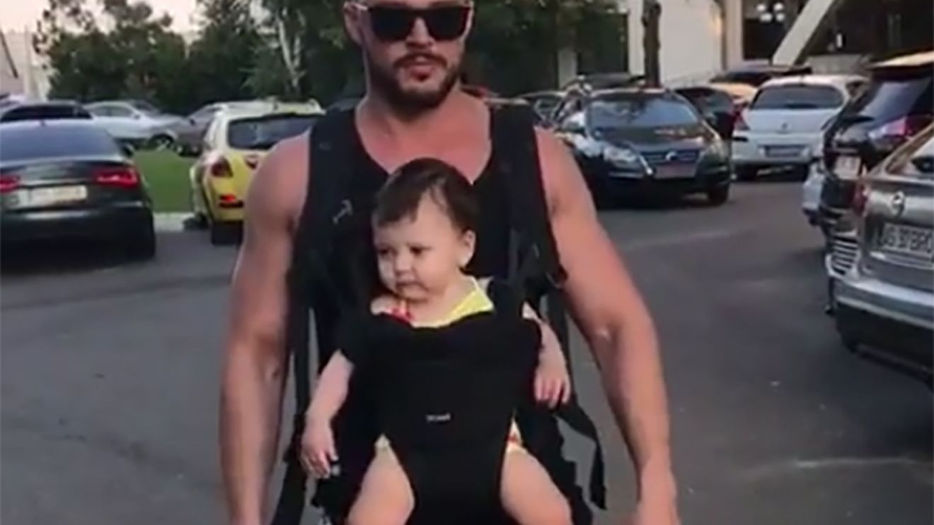 După ce i s-a atras atenţia că sistemul în care o poartă pe Sofia nu este în regulă, Victor Slav reacţionează: "Toată lumea poate să..."