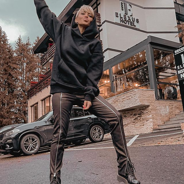 Cum arăta Giulia Anghelescu înainte să fie "atinsă" de bisturiu? Cântăreața s-a transformat, dar și-a asumat fiecare intervenție "bifată"!