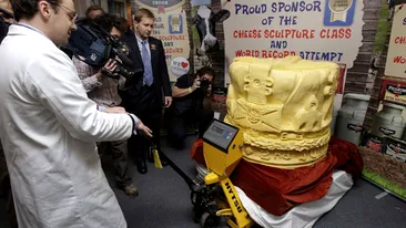 A facut o coroana din jumatate de tona de branza