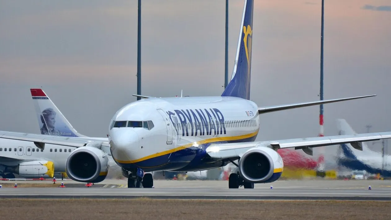 Panică la bordul unui avion Ryanair! Pasagerii au spus că au văzut un avion de vânătoare
