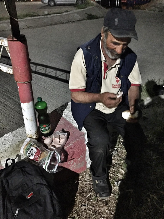 Ce i-a făcut un taximetrist plin de tatuaje din Brăila bătrânului din imagine. ”Nu am stat pe gânduri și…”