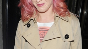Pentru ca se poarta rozul, Katy Perry si-a vopsit parul!