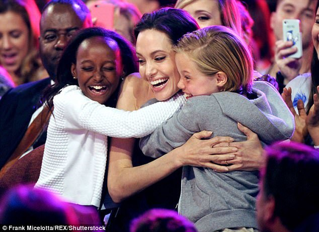 Angelina Jolie are greutăţi în creşterea celor şase copii