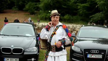 Povestea satului din România unde oamenii au construit palate în care nu locuiesc