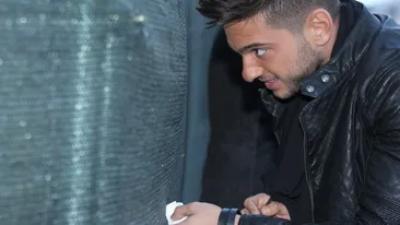 Dorian Popa face orice pentru a-si multumi admiratorii. Vezi cum a indesat biletele prin gaura unui gard